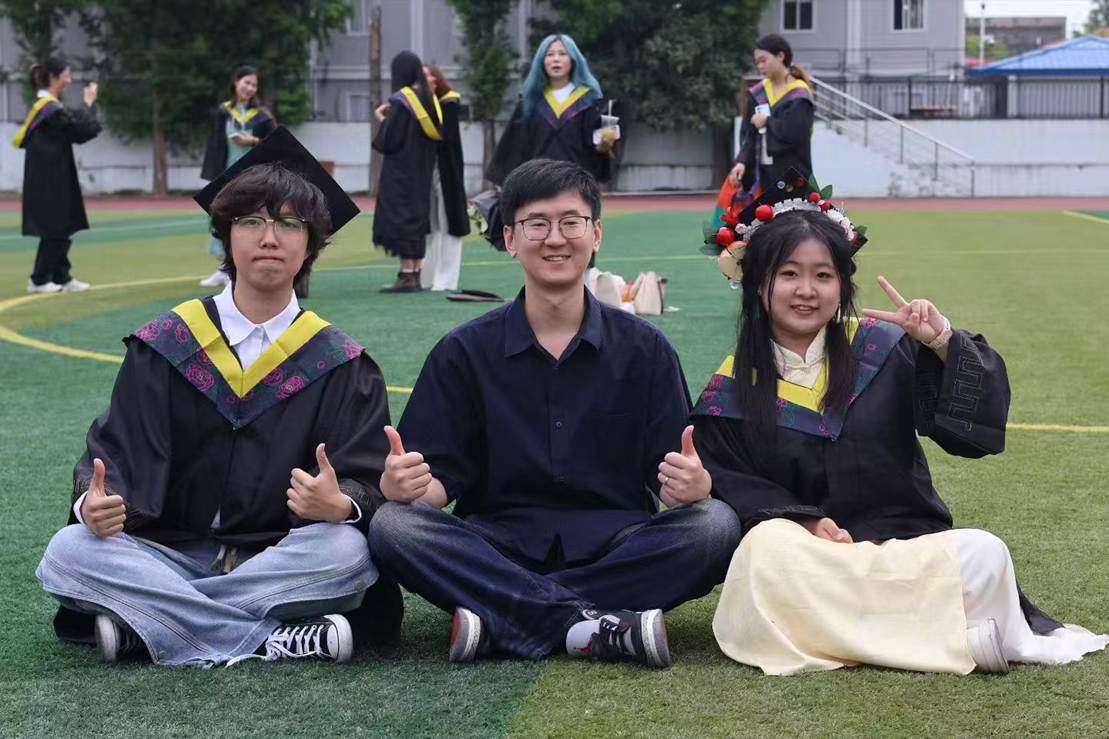 辅导员郭军浩与考研上岸学子合影