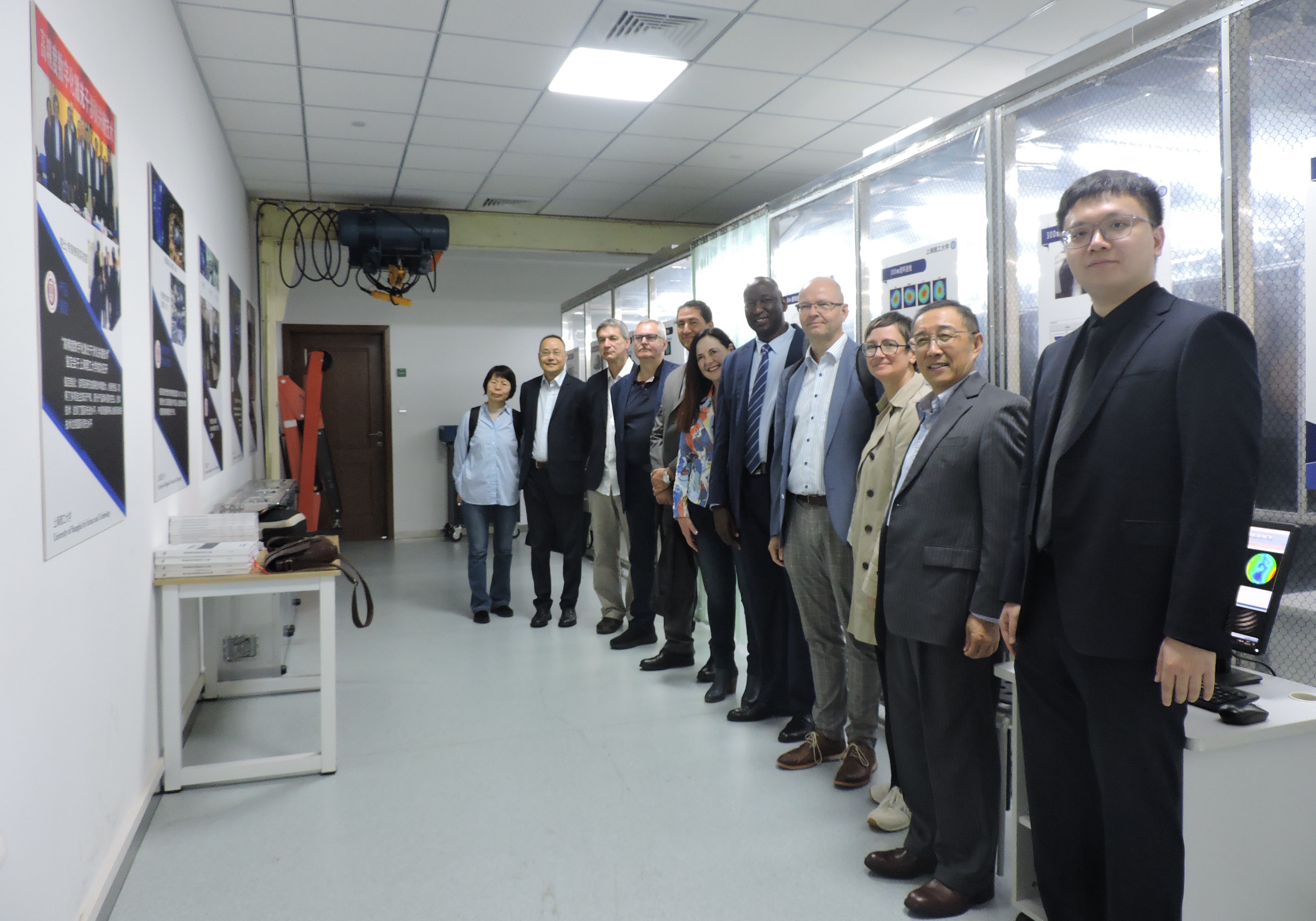 国际代表团参观实验室