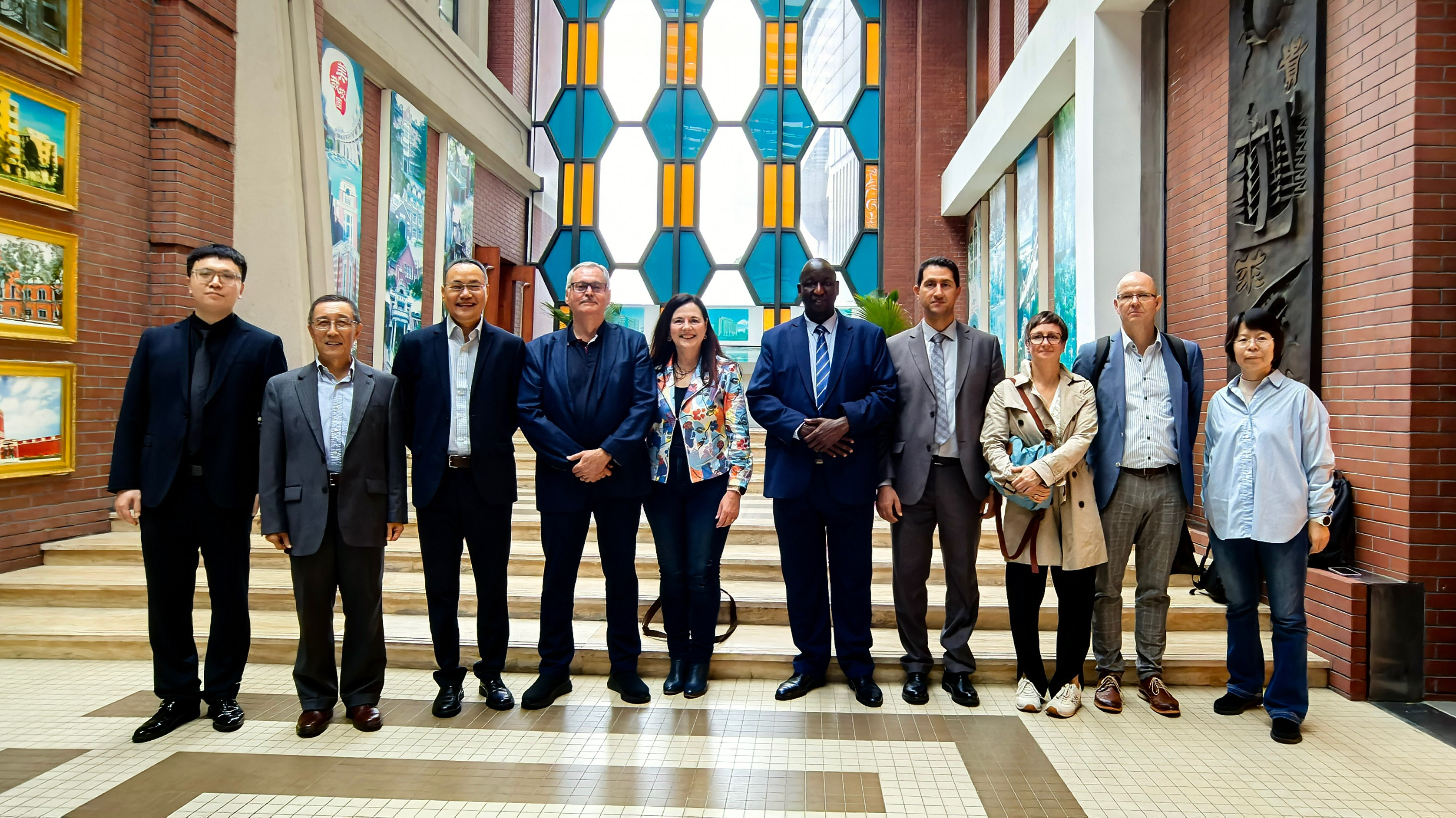 国际代表团参观校史馆