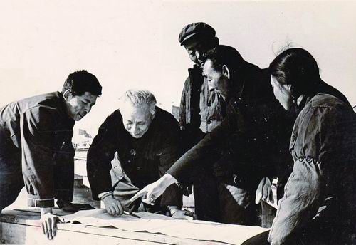 1975年，钱令希（左二）在鲇鱼湾栈桥工地上