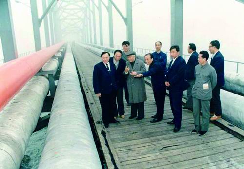 耄耋之年的钱令希（前排左三）赴鲇鱼湾了解栈桥的现状。