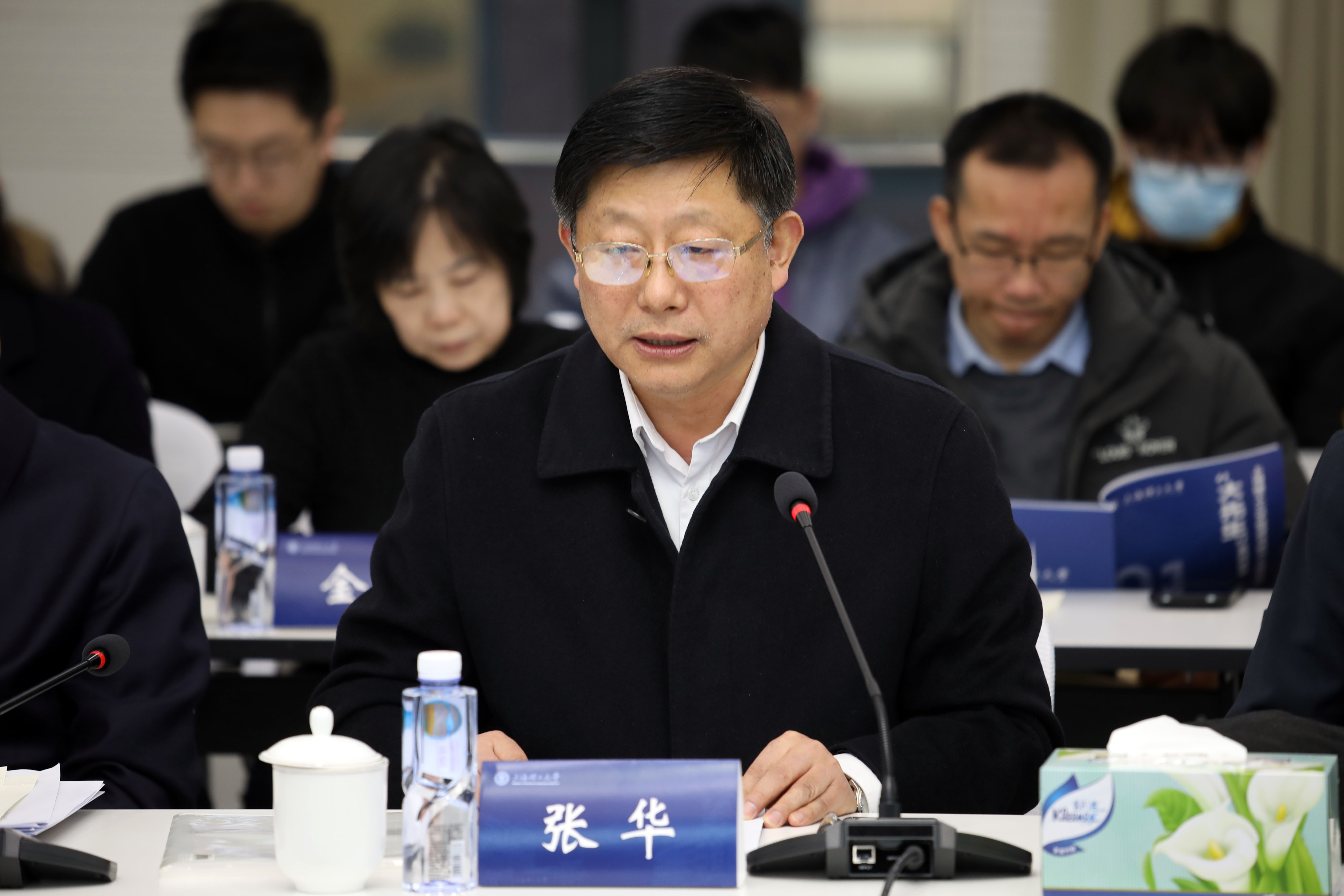 张华副校长介绍陈之航先生在学校发展中所作的重要贡献