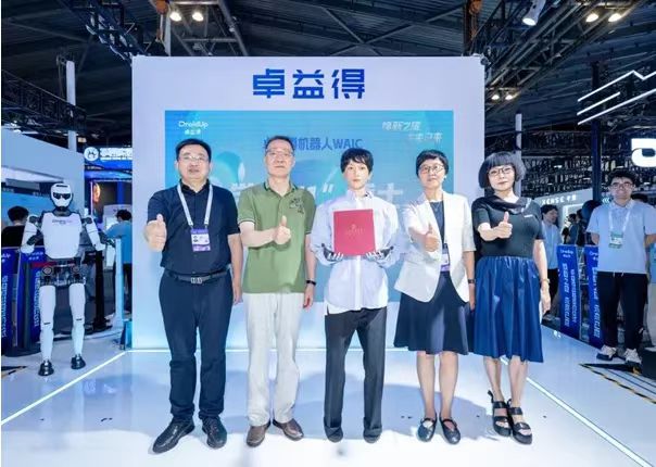 “学霸01”（左三）获颁录取通知书