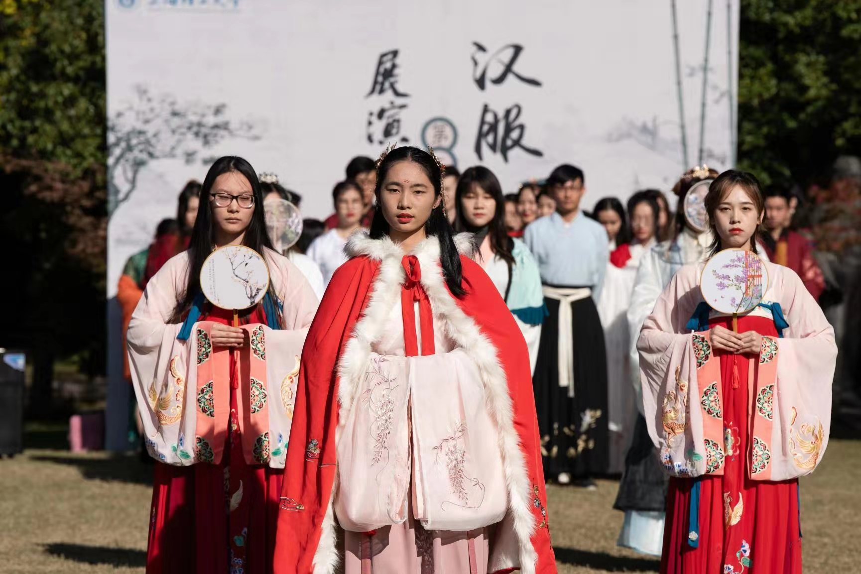 学校举办第二届汉服展演和体验活动