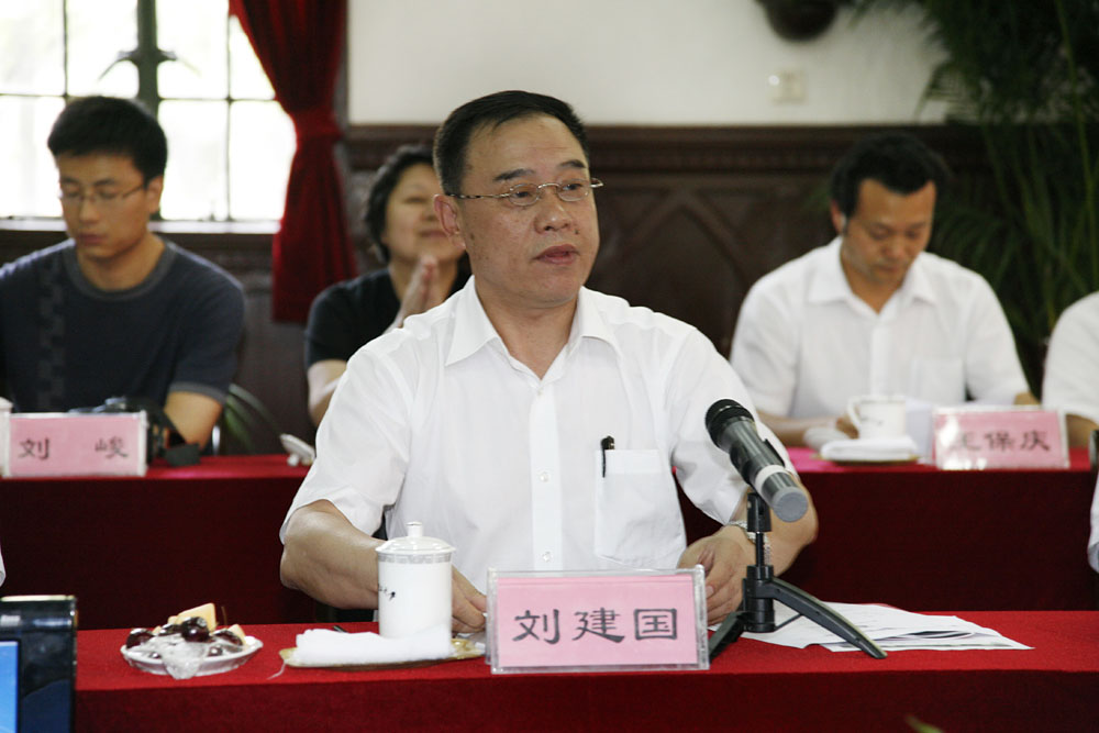 国家新闻出版总署办公厅主任刘建国宣读批函(王略摄)