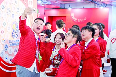 “小叶子”在志愿者之家参加集体生日会