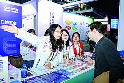 香港志愿者为外籍展商提供引导服务