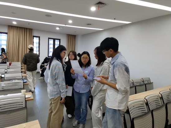 六位行业导师分组给学生改简历