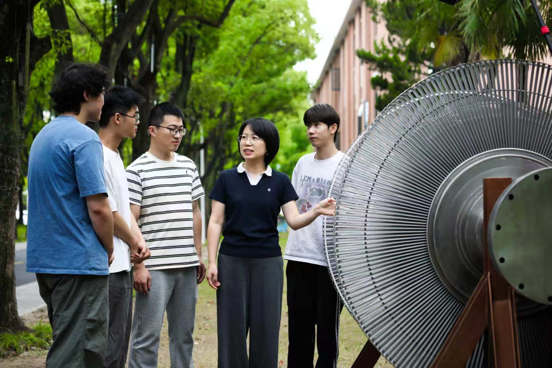在“1955年中国首台6MW汽轮机”模型前现场教学
