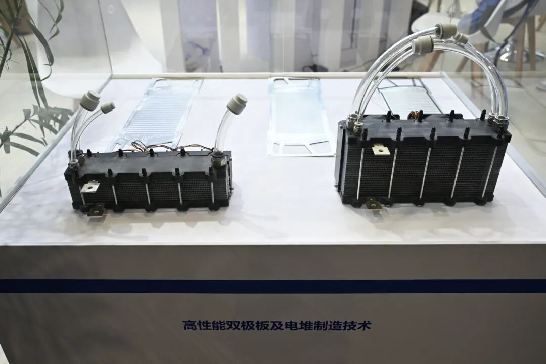 上海理工大学在第25届工博会高校展区现场展示高性能双极板及电堆制造技术