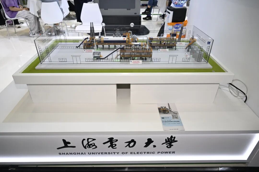 上海电力大学在第25届工博会高校展区现场展示废旧锂离子电池预处理一体化设备