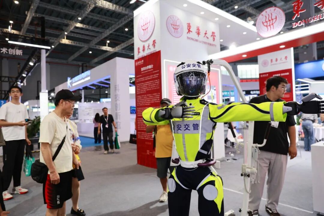 东华大学在第25届工博会高校展区现场展示公安交管机器人