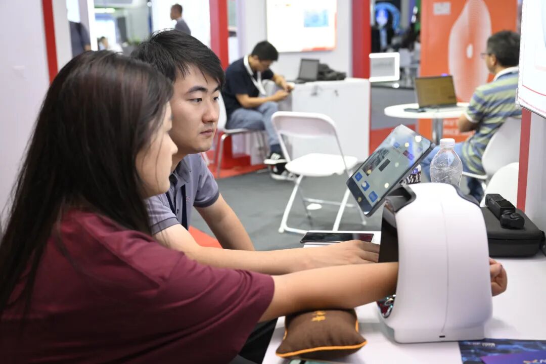 北京大学在第25届工博会高校展区现场展示中医智能AI机器人