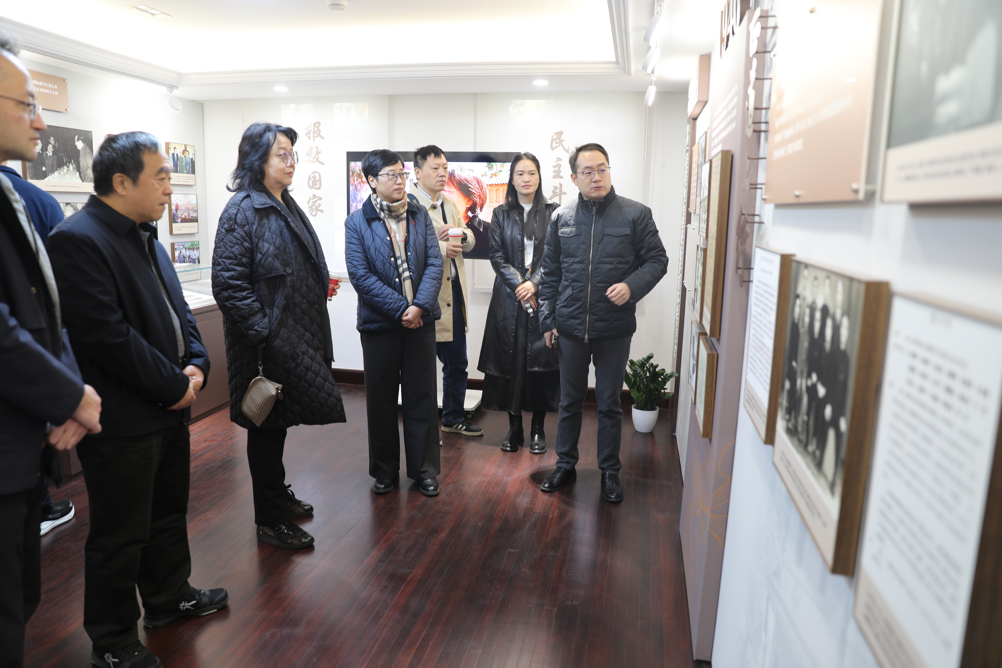 参观雷洁琼纪念馆