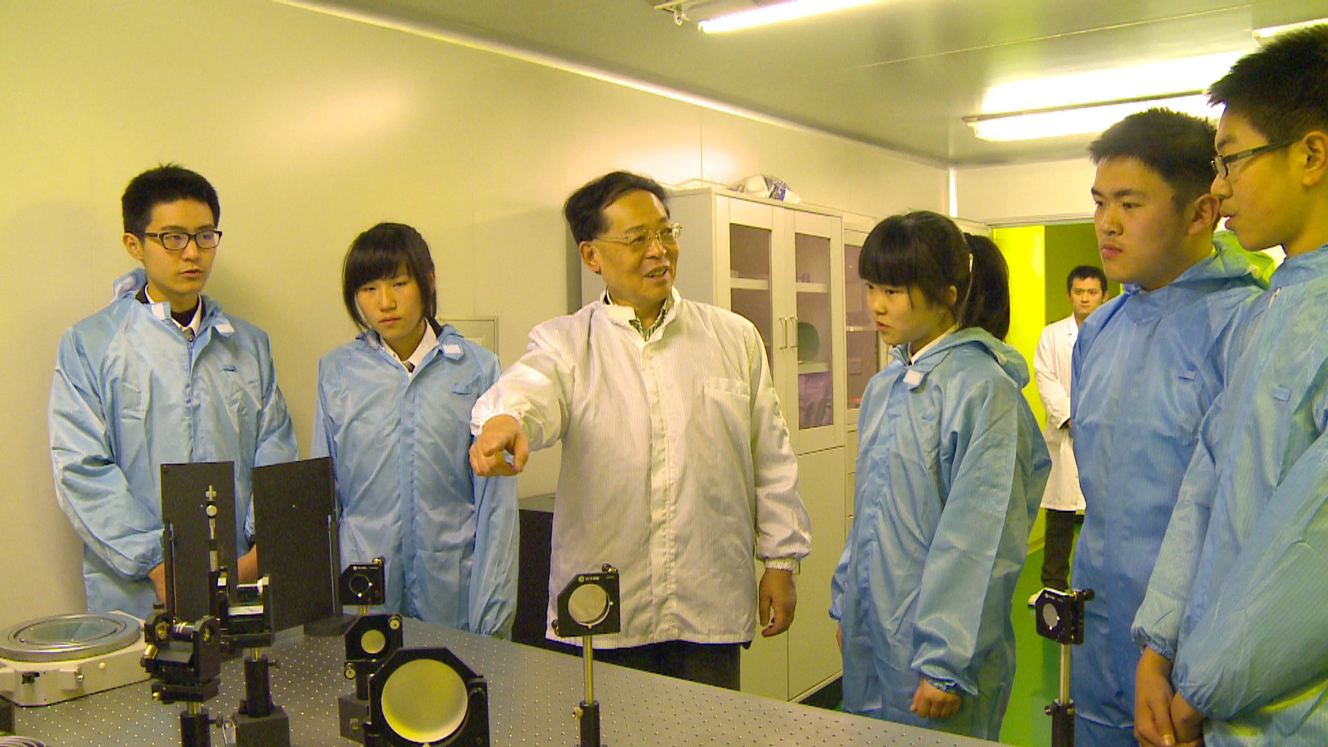 师生开展科研攻坚