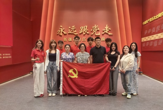 师生共同参观新疆维吾尔自治区博物馆