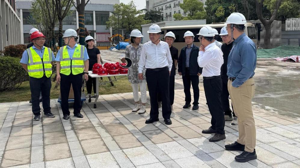 检查建设中的军工路1100号校区改扩建项目