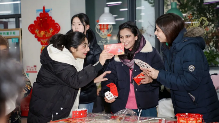 留校学生体验年俗文化