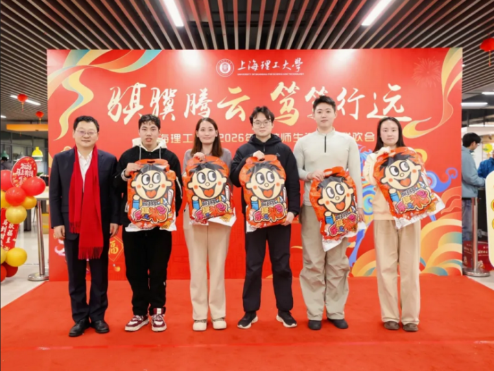 周亚明为留校过生日同学送上生日大礼包