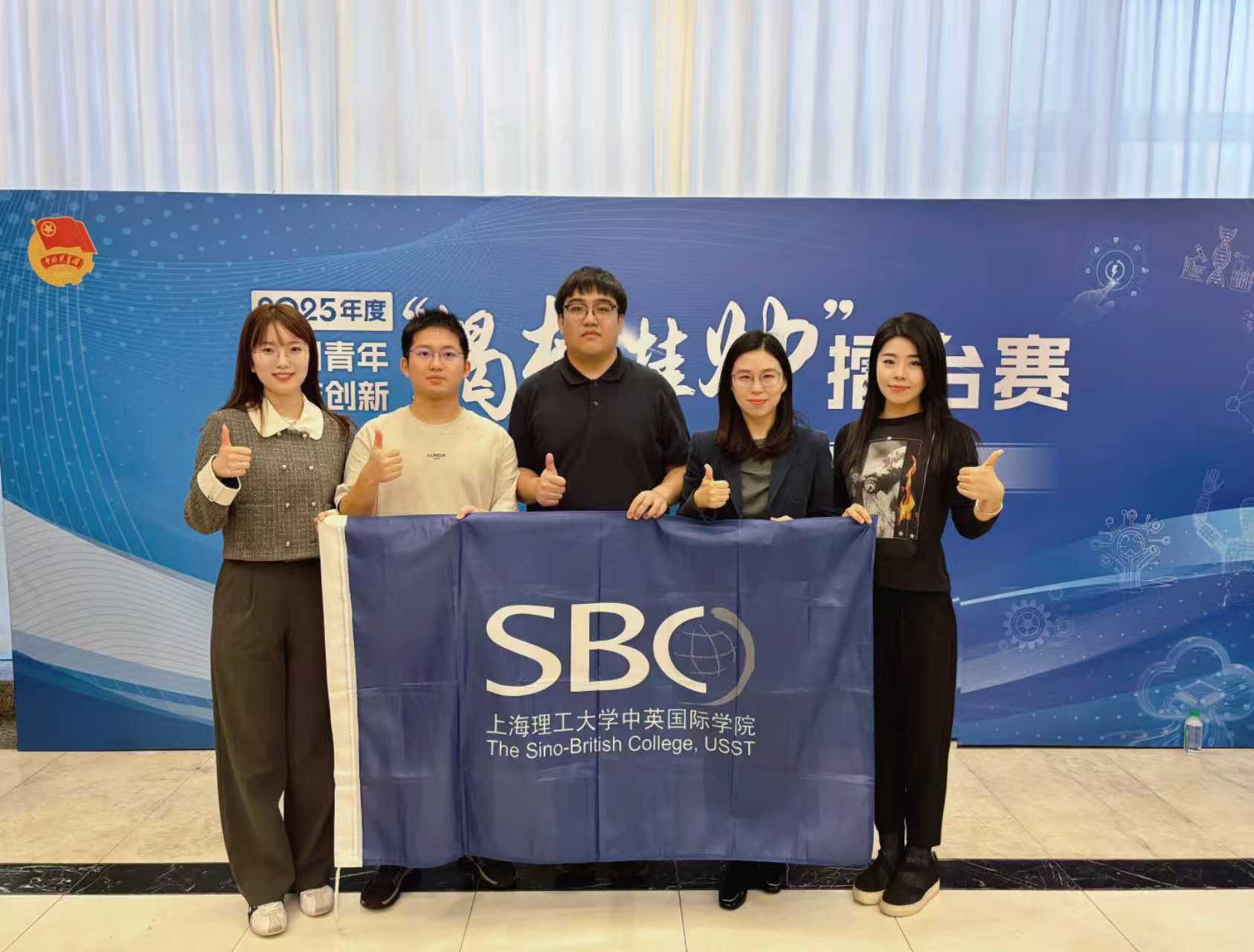 参赛师生合影留念