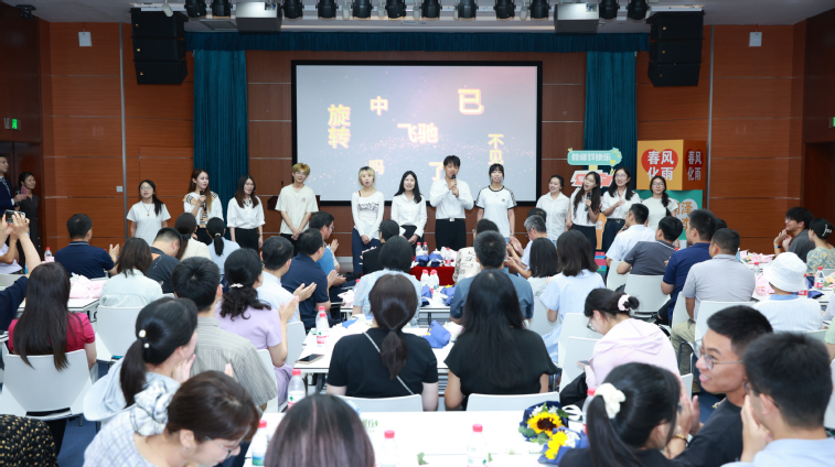 新进辅导员才艺展示  师生合唱《这世界那么多人》
