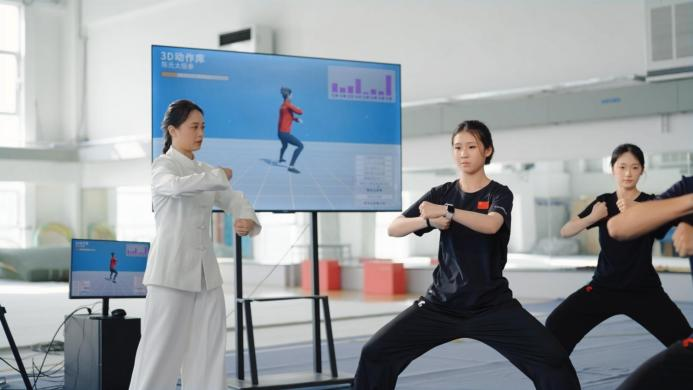 师生体验“非遗武术大模型”