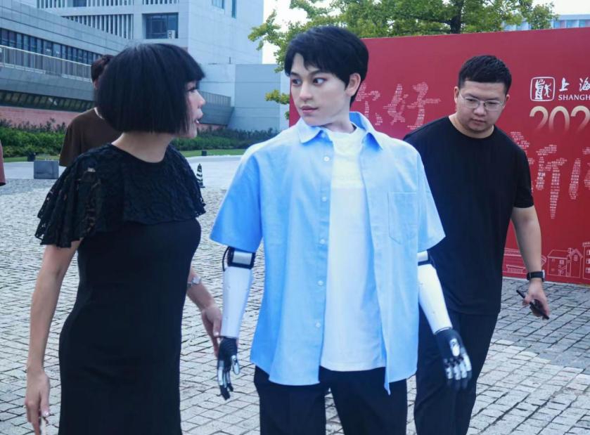 博士生导师杨青青（左）与她的博士生在一起