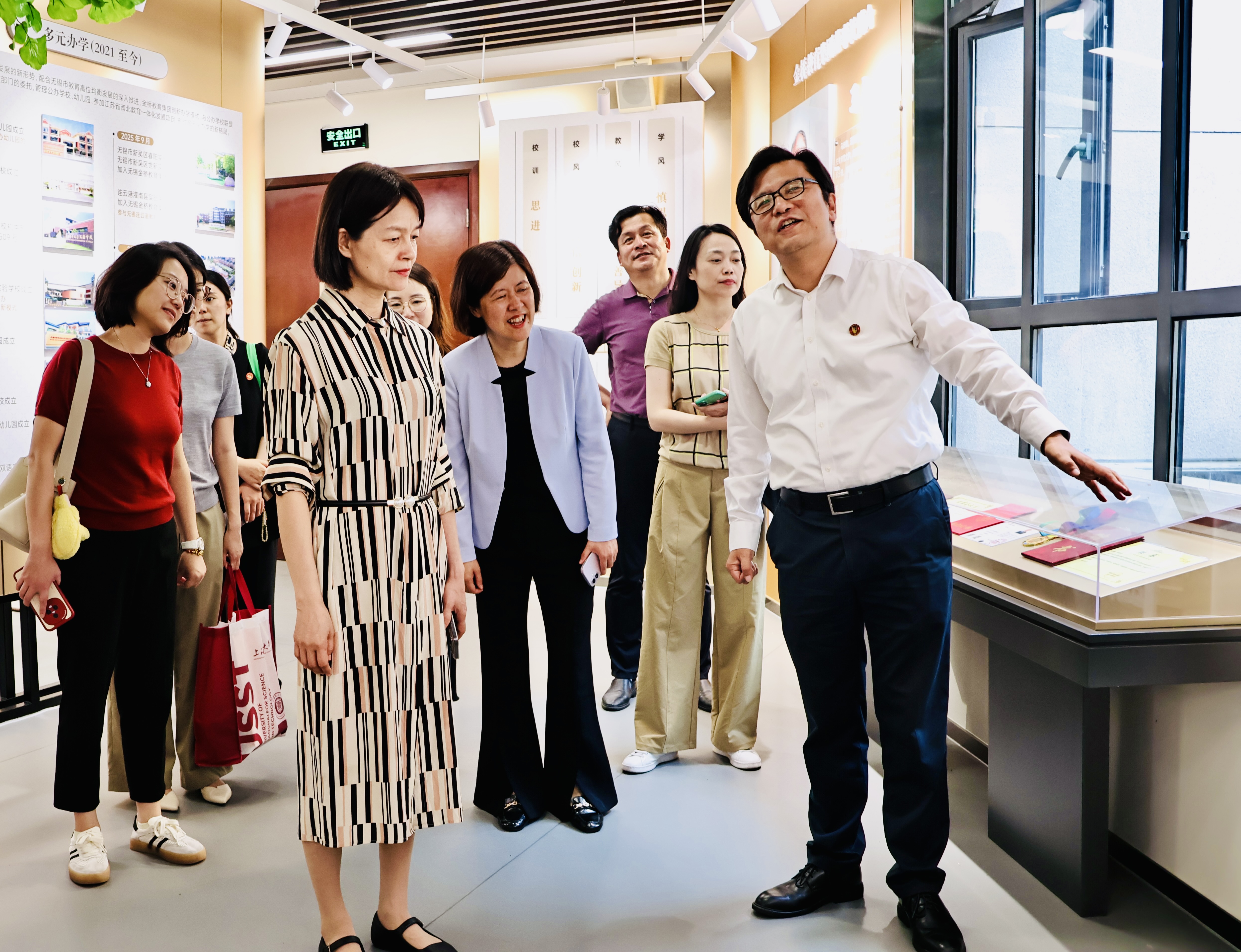 马翀校友（右一）介绍集团情况