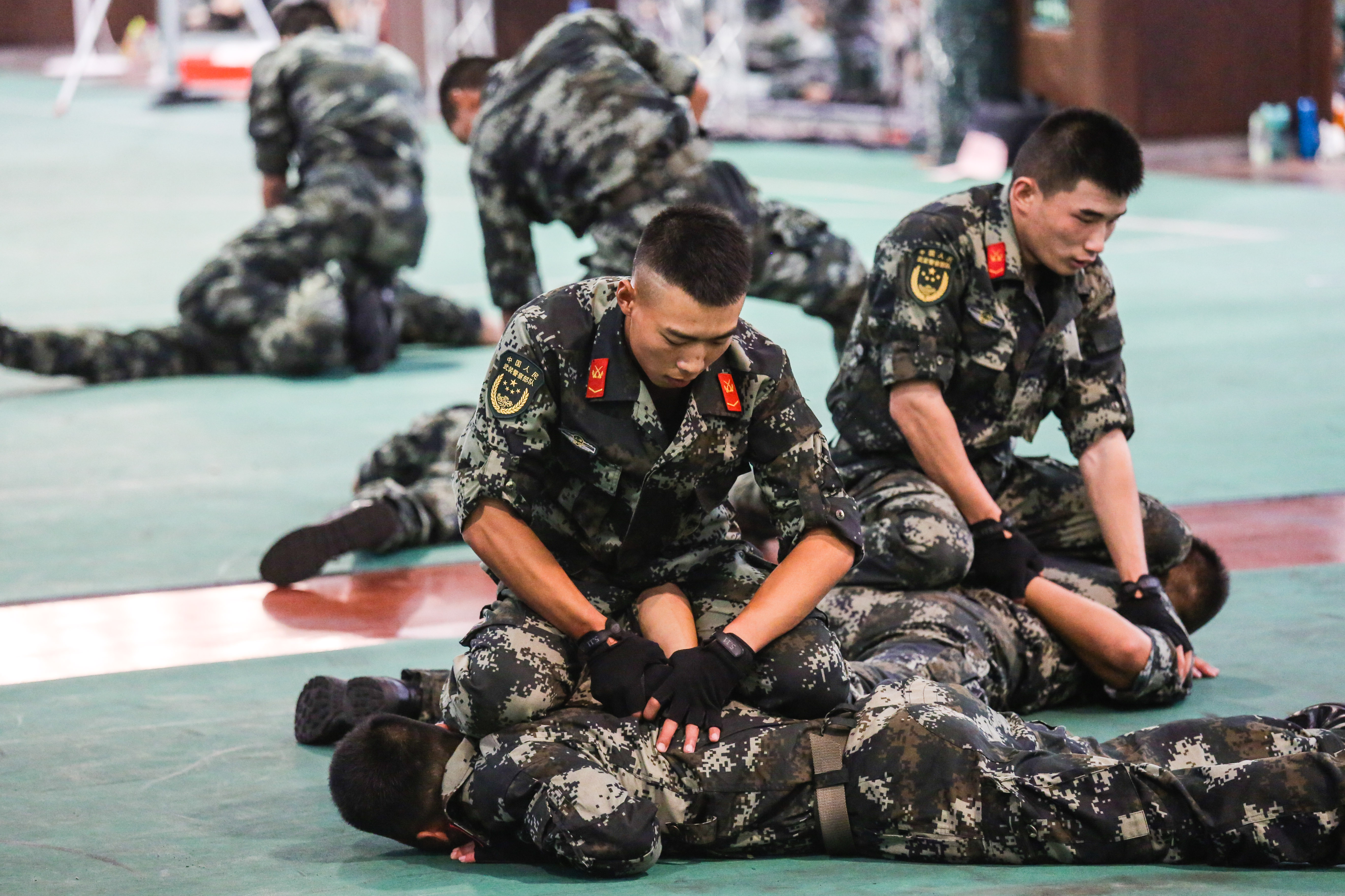 武警官兵展示应用擒敌拳