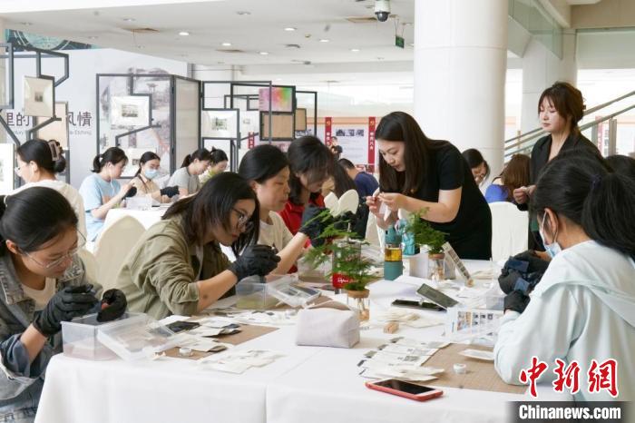 上海对外经贸大学博物馆在本次国际博物馆日系列活动中特别设计了大漆工艺的现场体验。　上海对外经贸大学供图