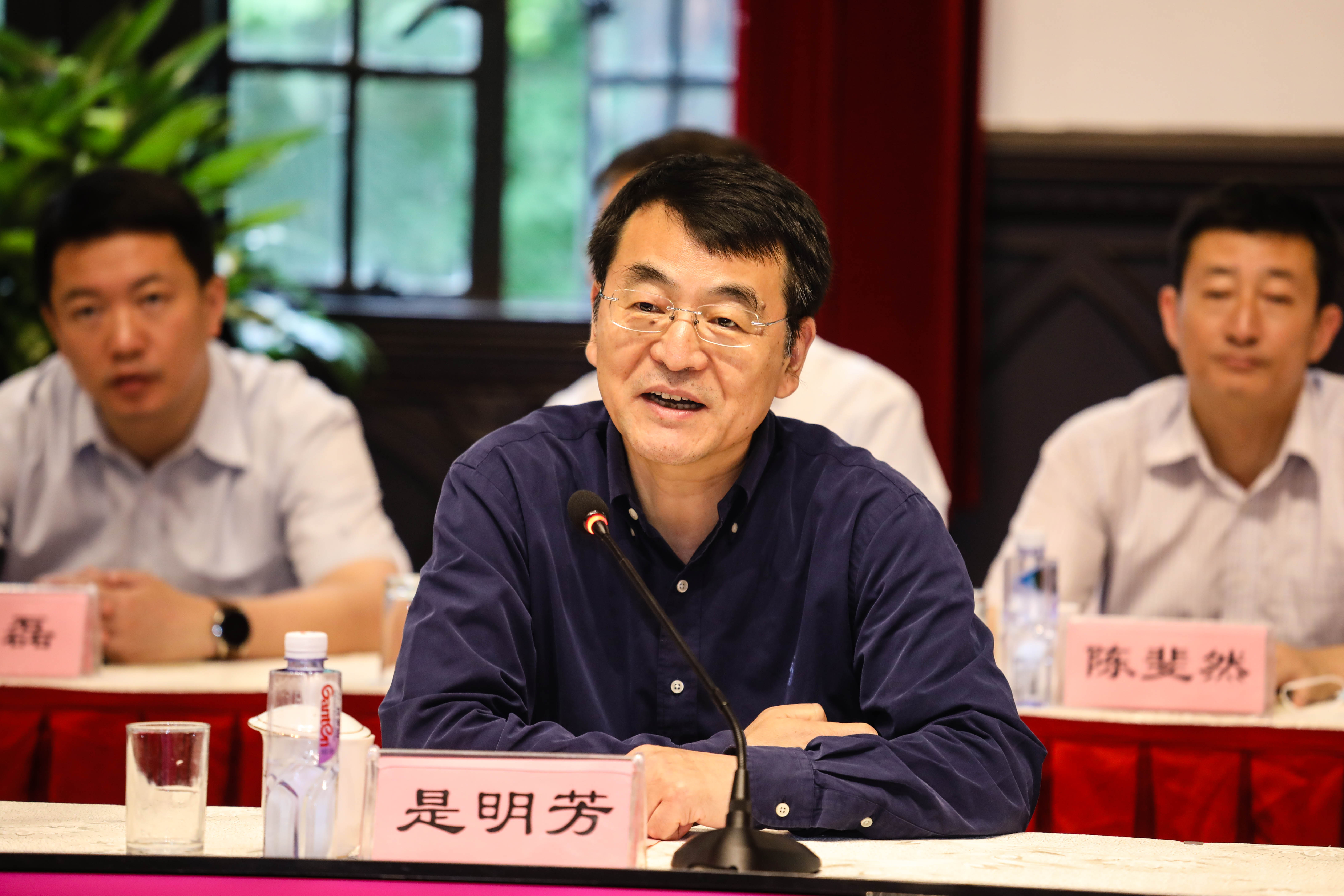 光明食品(集团)有限公司党委书记,董事长是明芳讲话