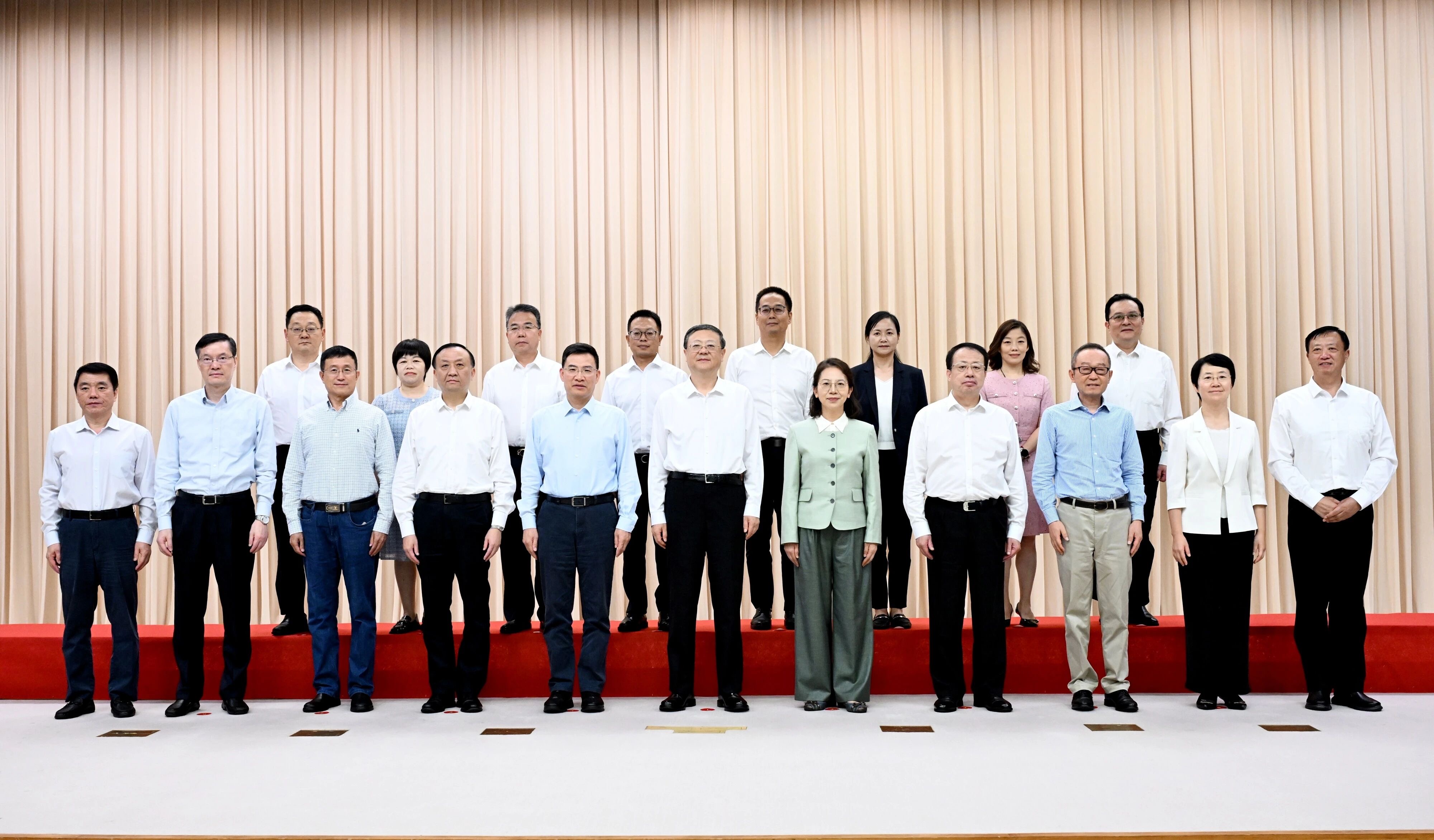 教师节之际，市委书记陈吉宁，市委副书记、市长龚正与上海市优秀教师代表举行座谈，代表市委、市政府，向全市广大教师和教育工作者致以节日祝贺和诚挚问候。（前排右一为我校顾铮𠀡老师）