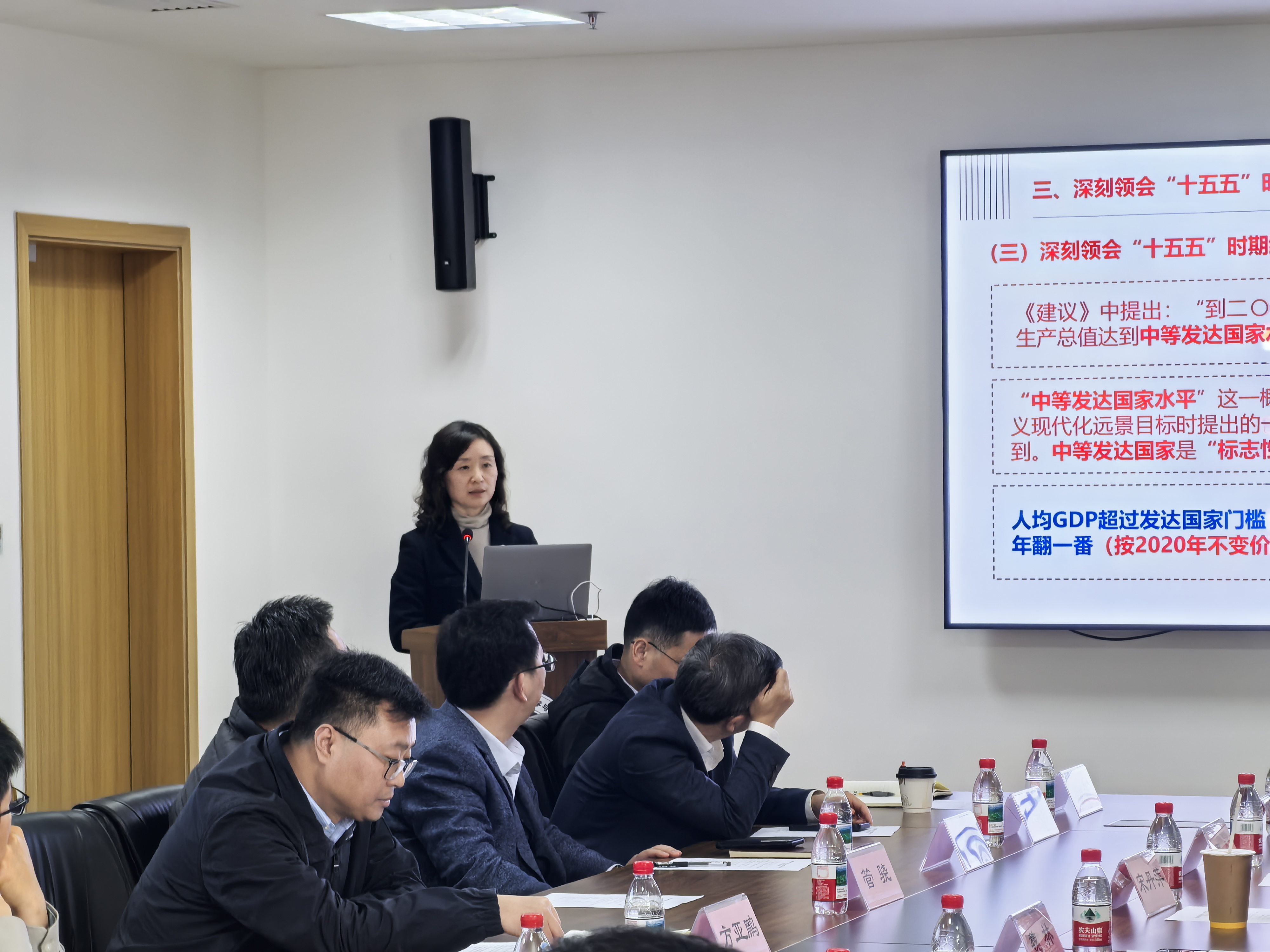 姚秀雯作党的二十届四中全会精神宣讲