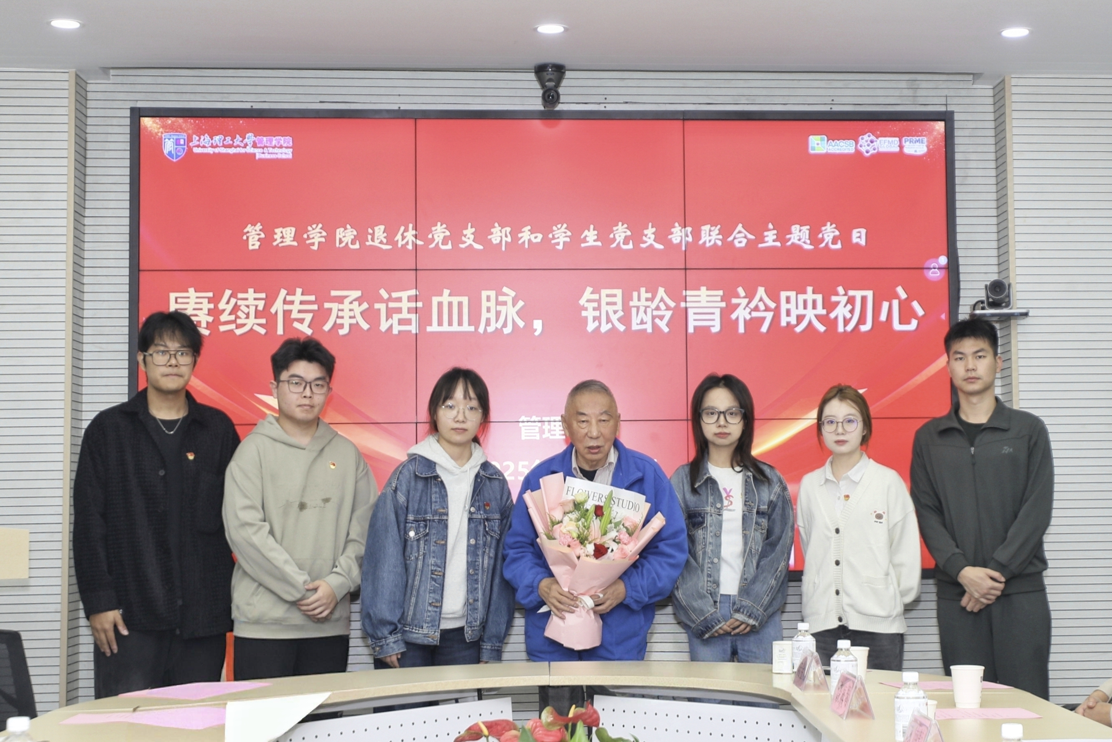 敬献鲜花 敬献鲜花