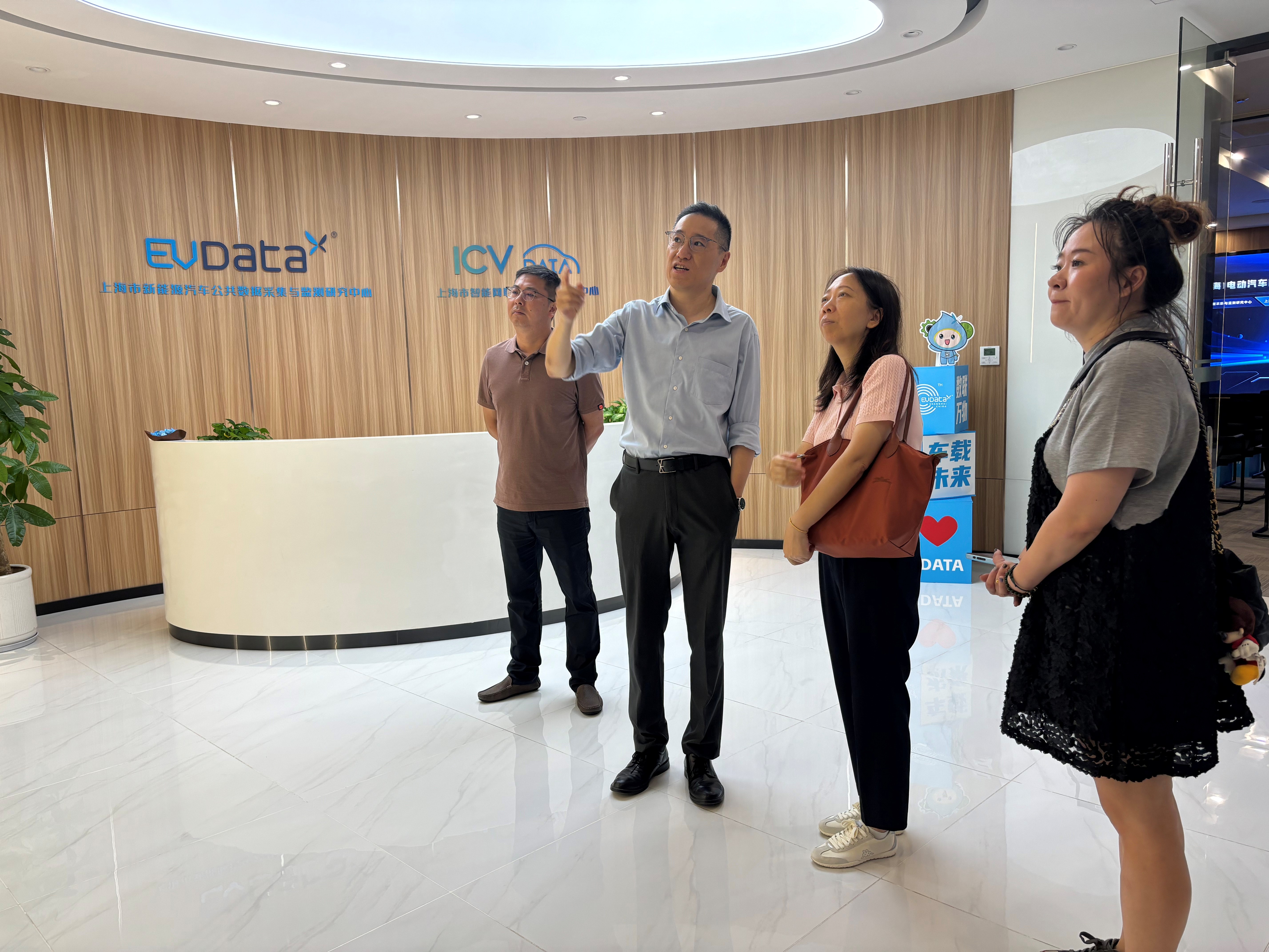 参观上海市智能网联汽车公共数据中心
