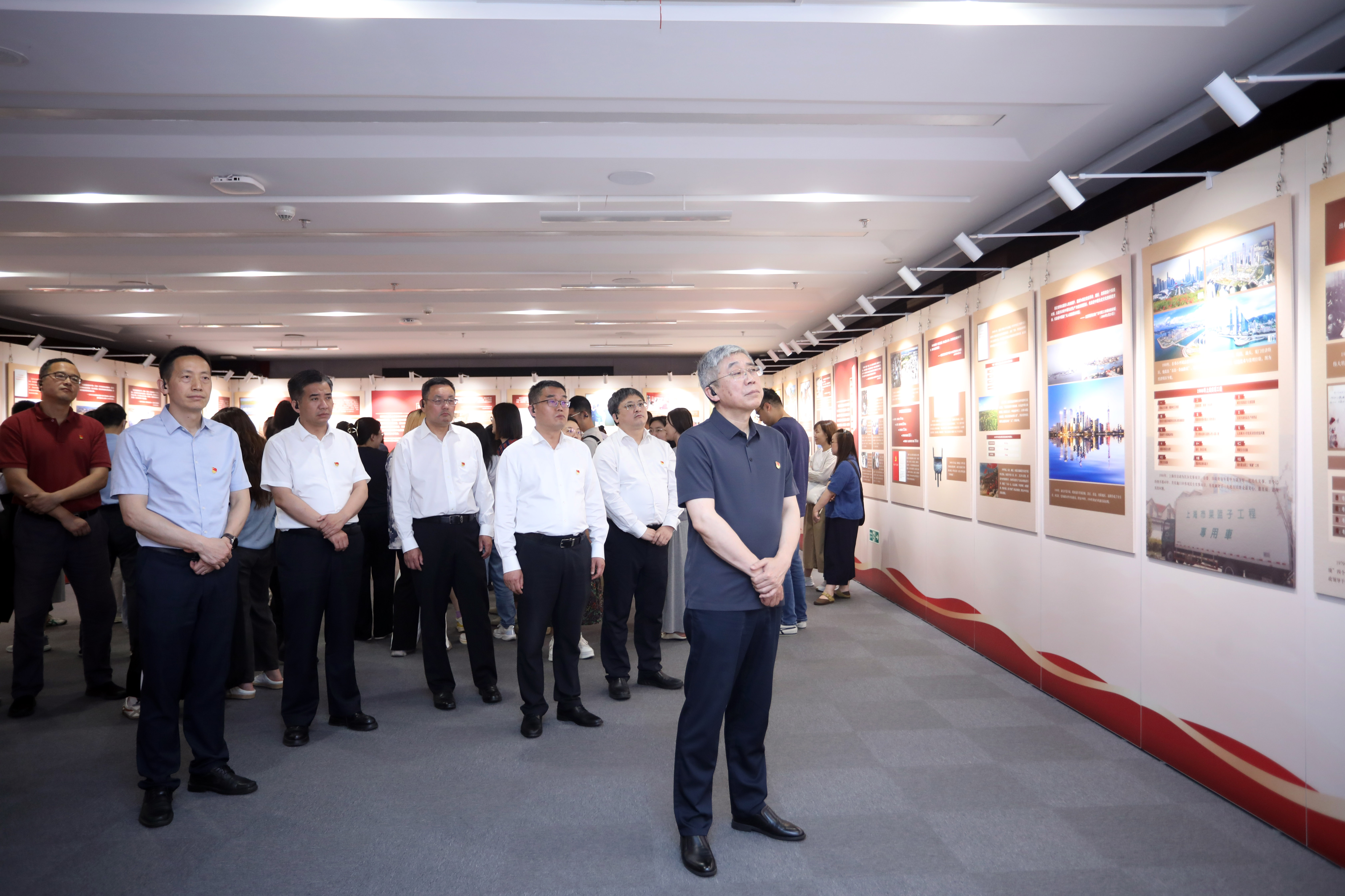 参观“为人民出政绩 以实干出政绩——中国共产党树立和践行正确政绩观”专题展