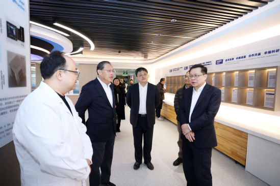 参观智能科技学院实验室