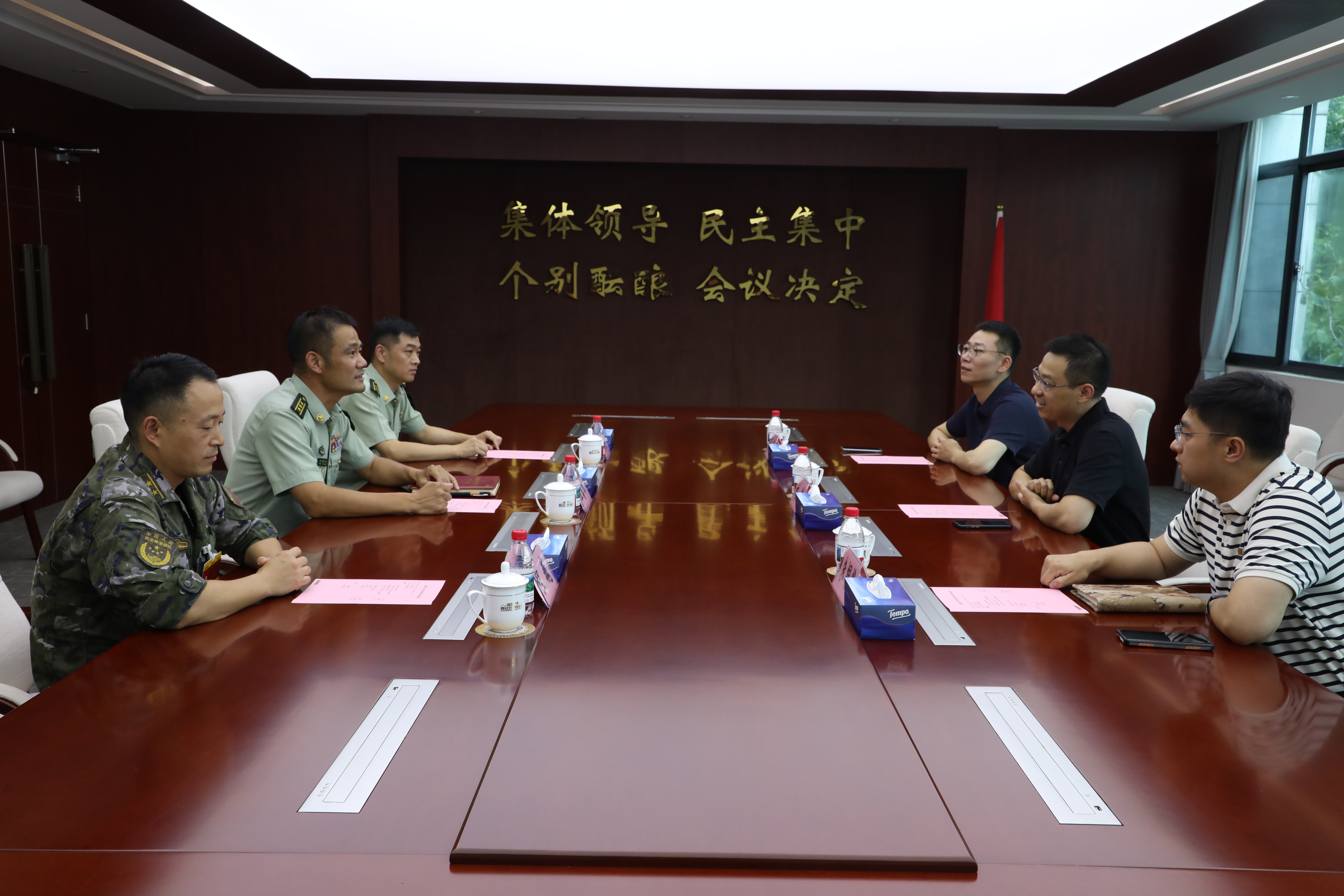慰问武警某部官兵