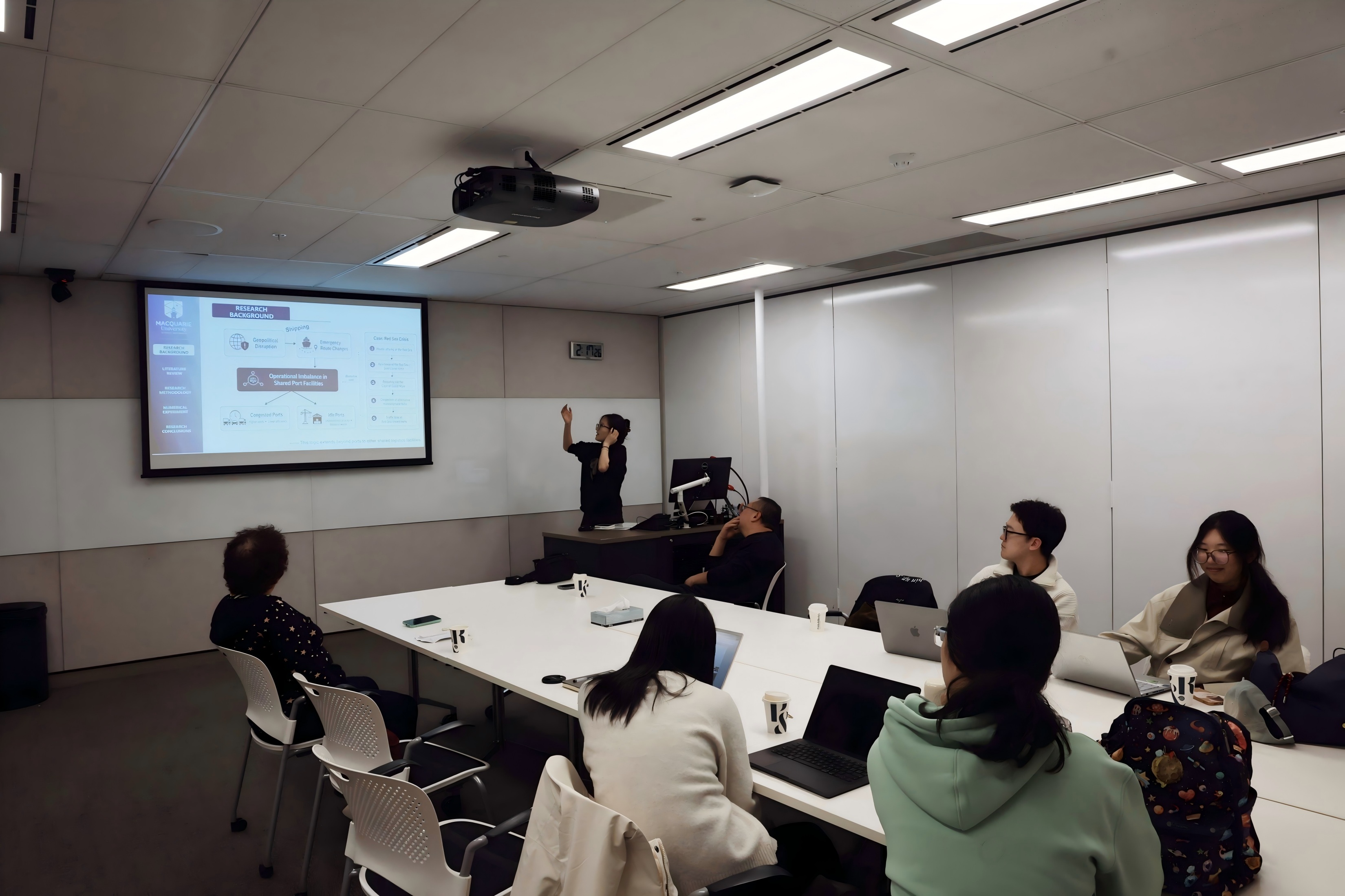学生参加课题研讨汇报