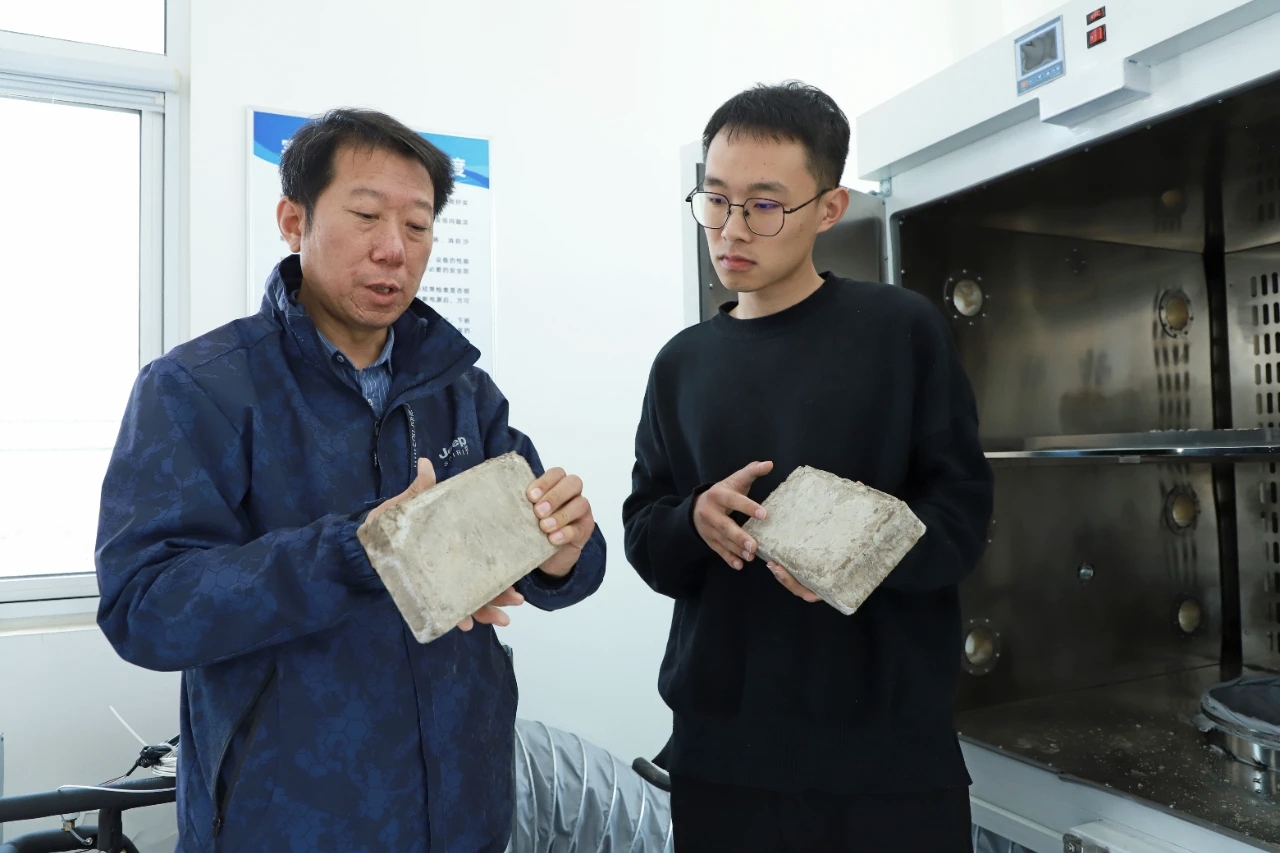 健康学院硕士研究生黄昊琦、机械学院硕士研究生李京阳顺利通过实践成果答辩，成为学校多元育人评价改革的首批获益者