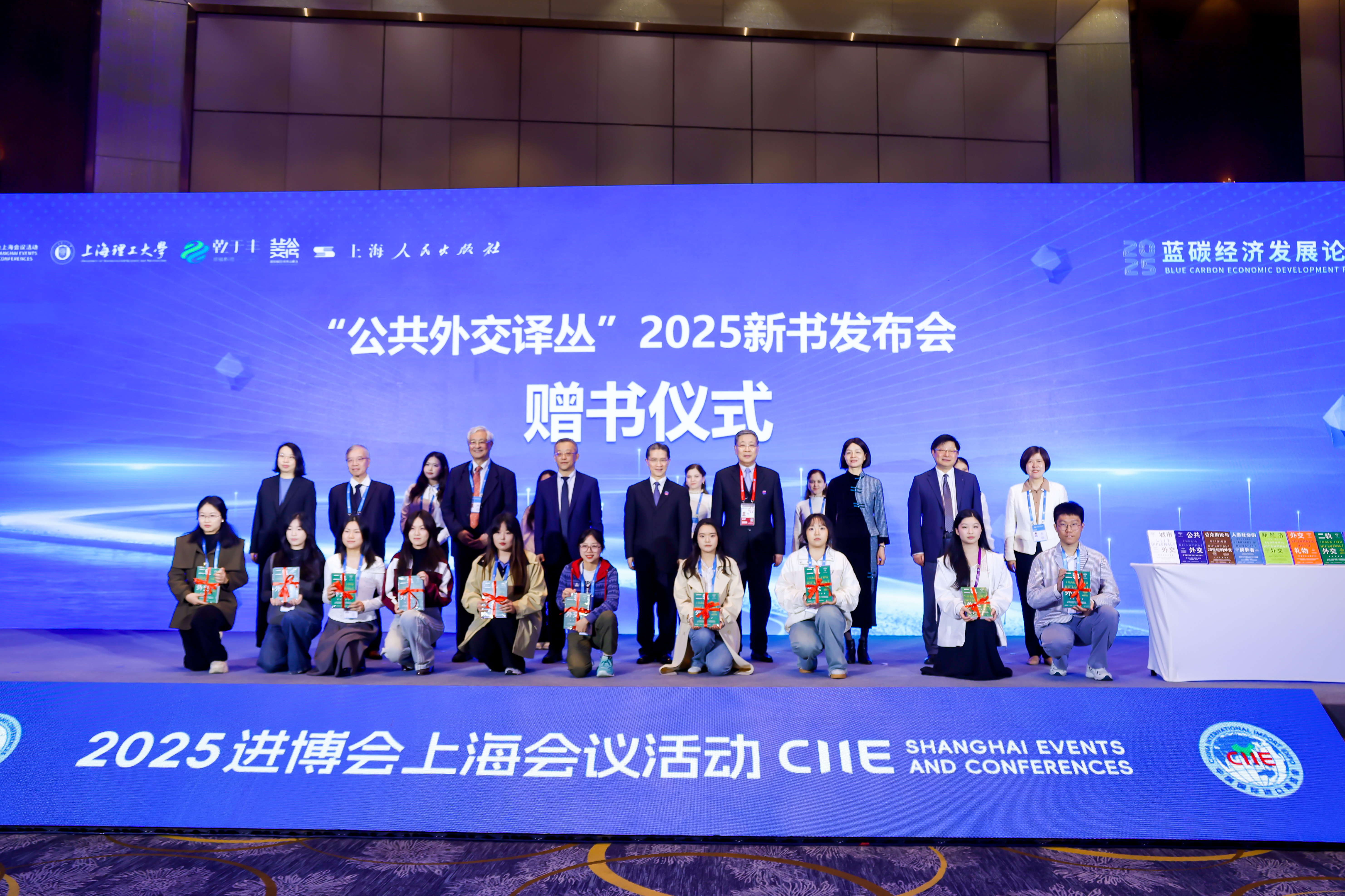 为上理工学生赠书