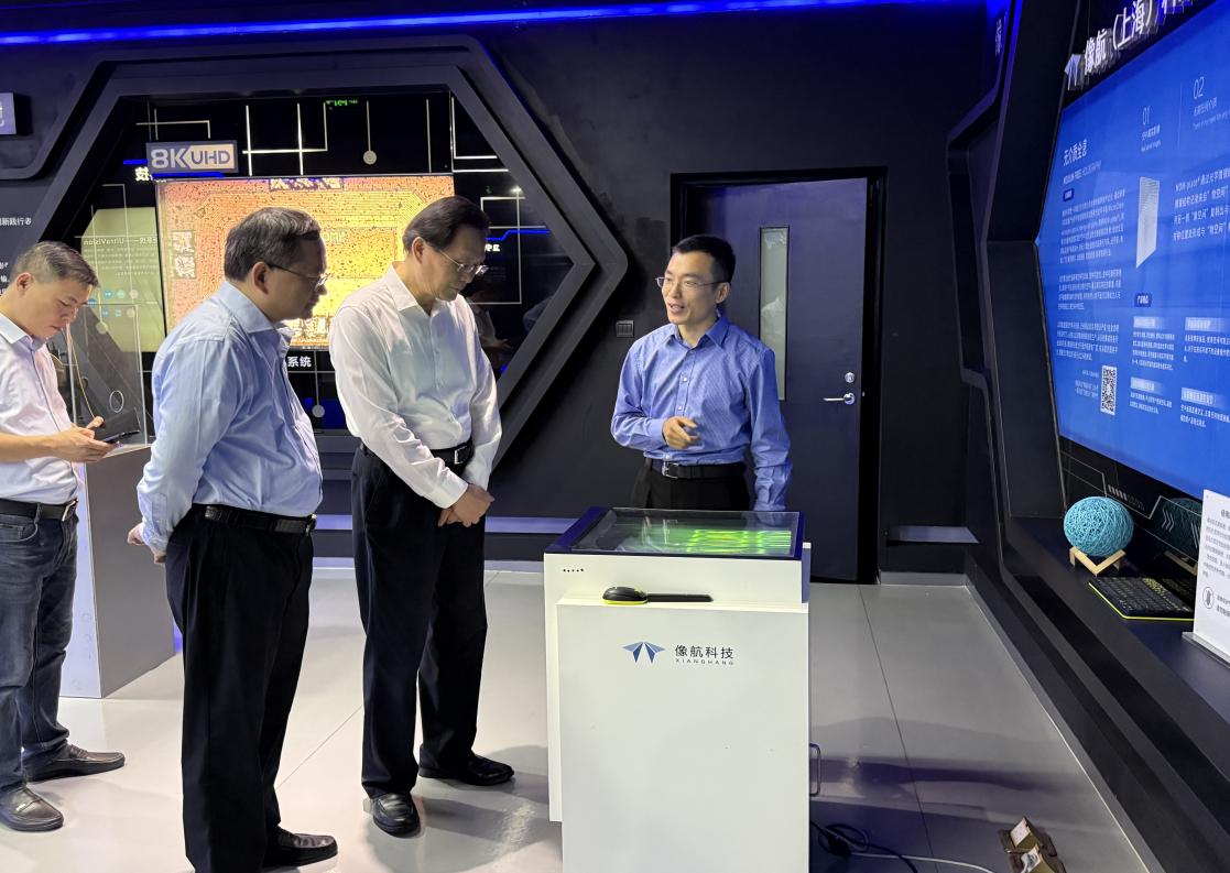 参观聚能湾国家级孵化器基地