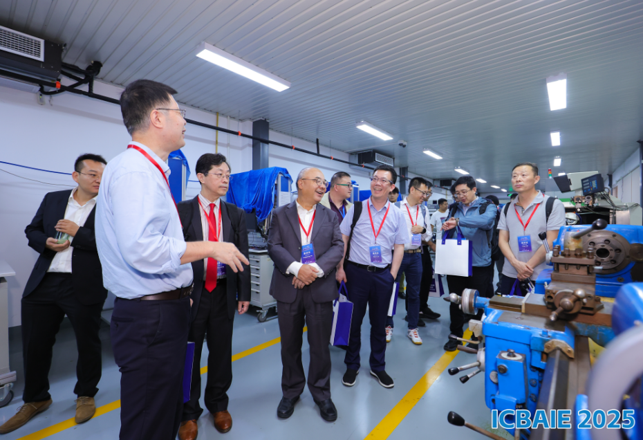 参观机械学院实验室