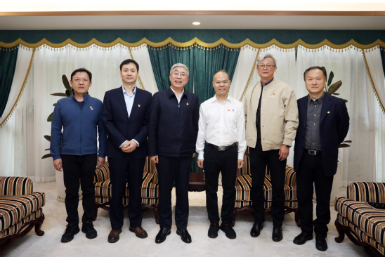 校领导与全国劳模校友合影