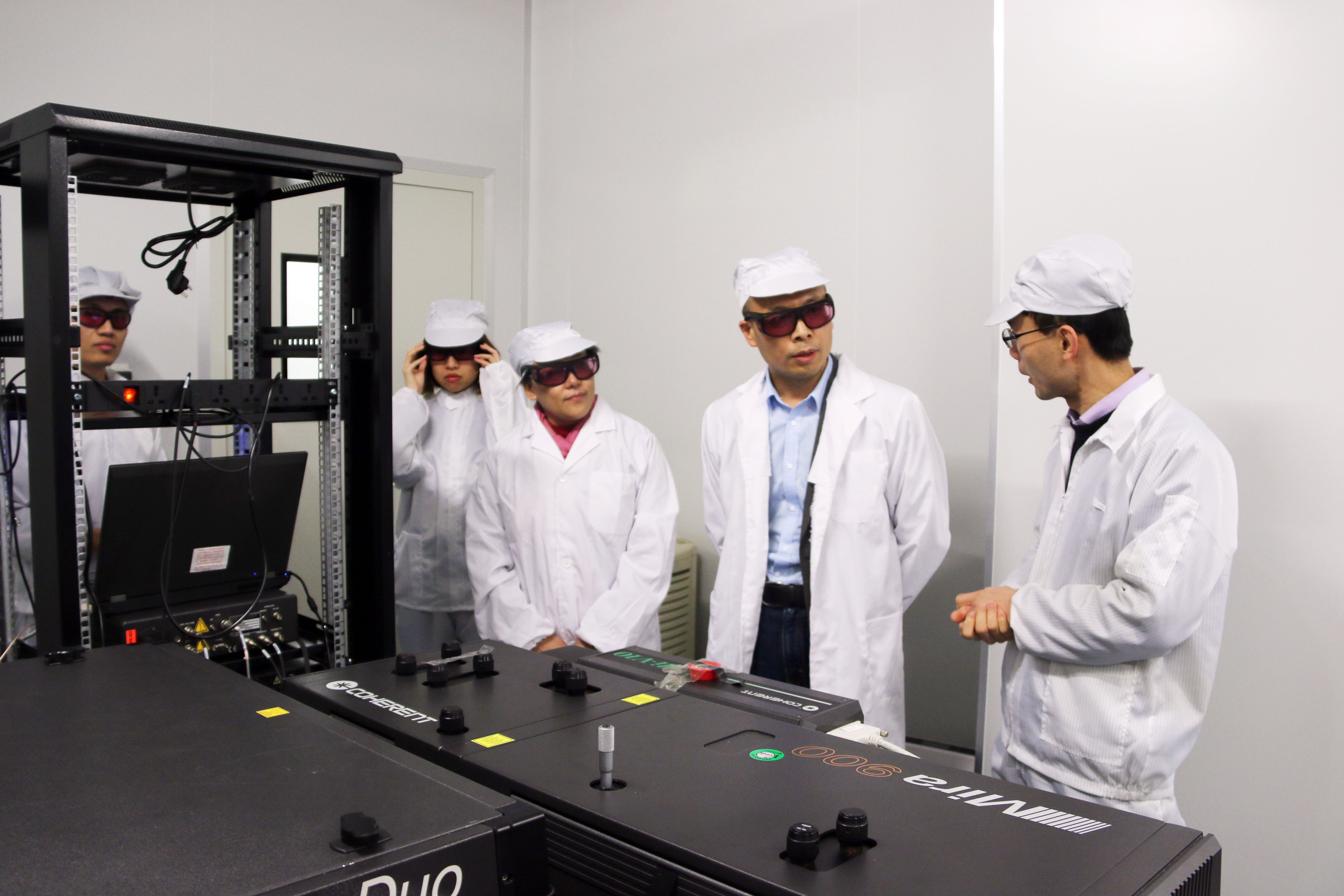 轩福贞一行参观超净实验室