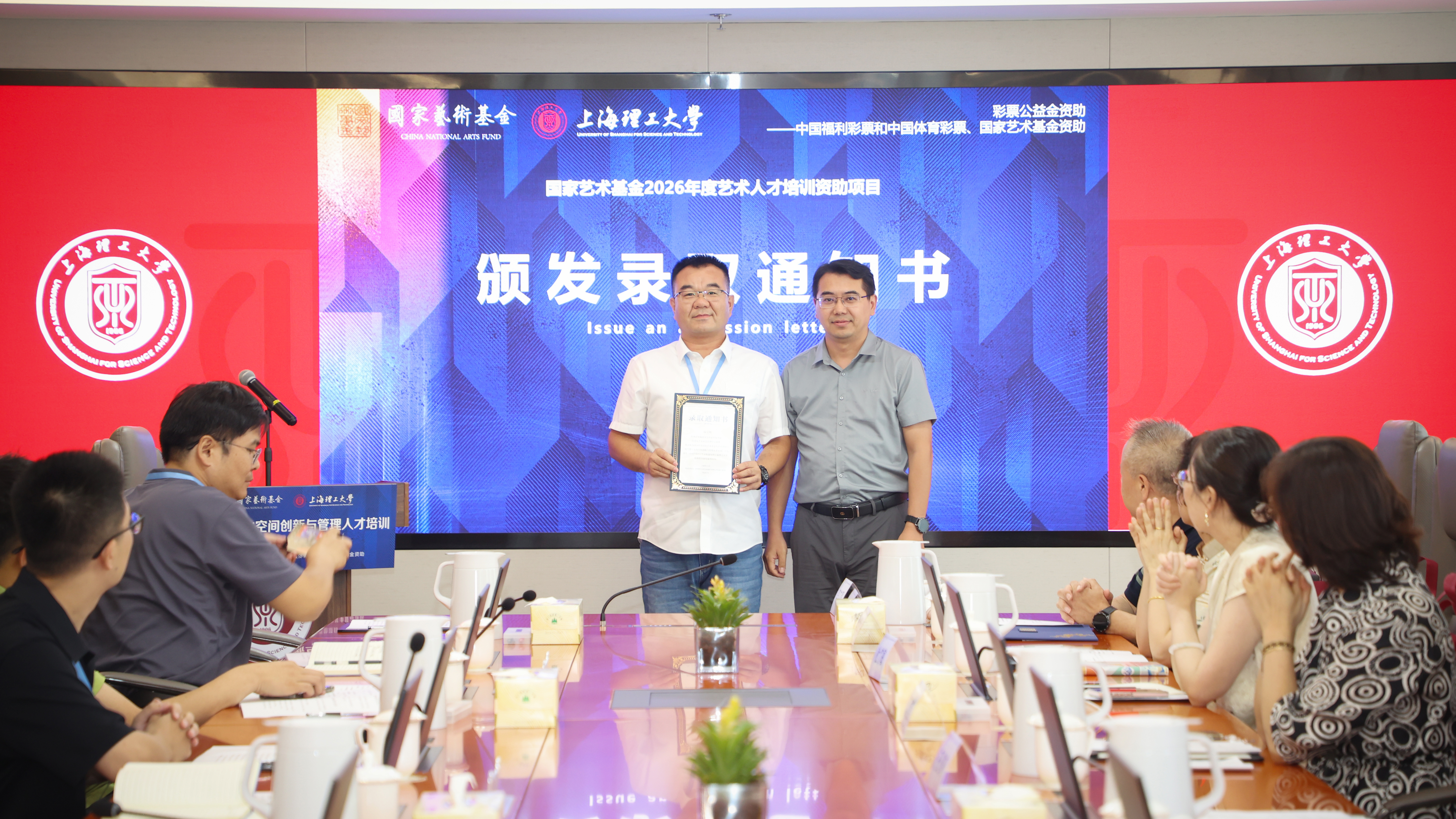 刘魏巍为学员代表颁发录取通知书
