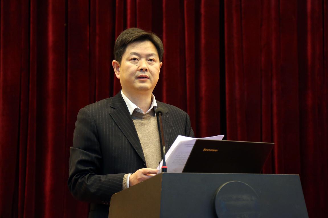 十佳雇主决定(王博 摄)十佳雇主单位颁奖(王博 摄)校长胡寿根作题为