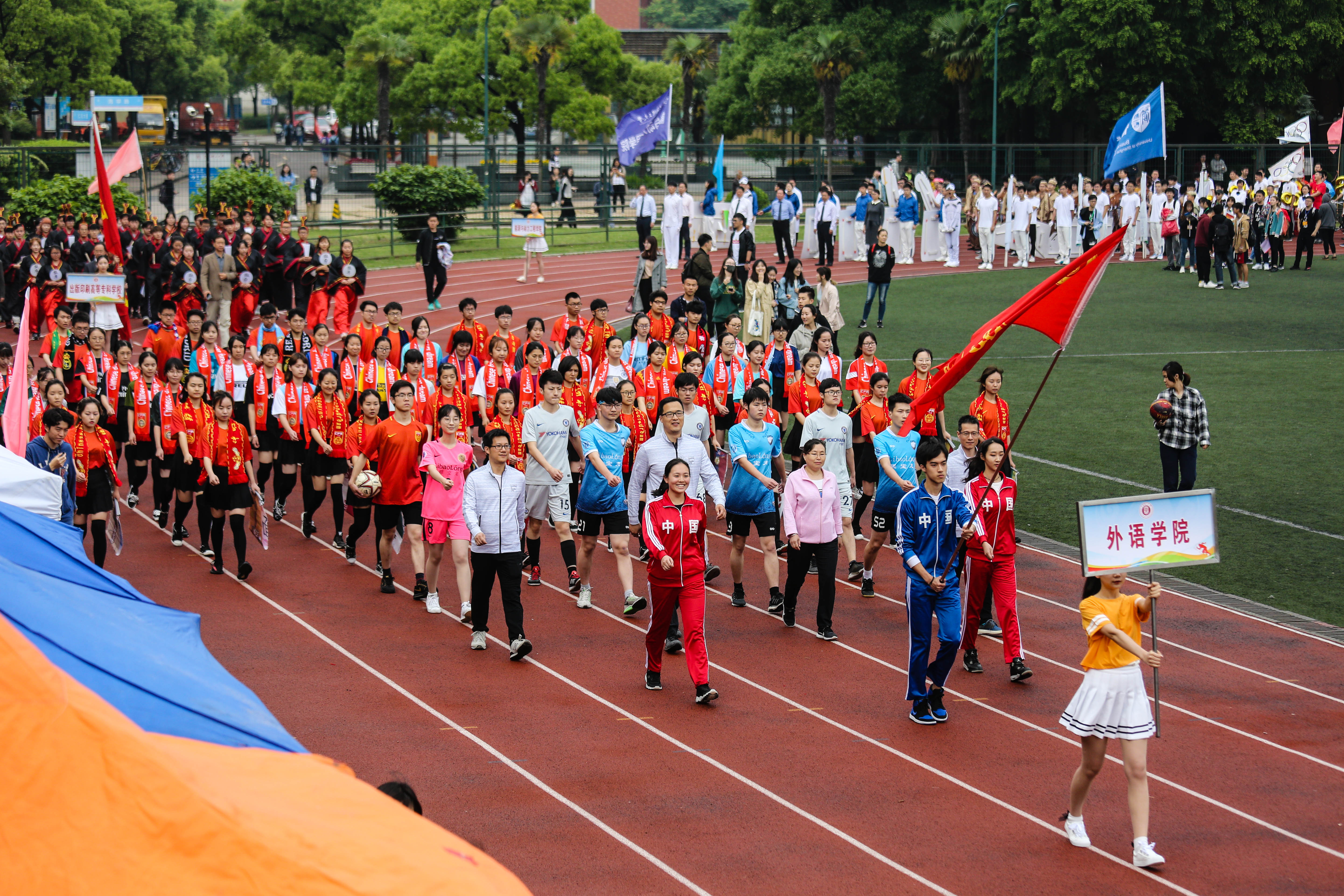 运动场上是你们飞扬的青春