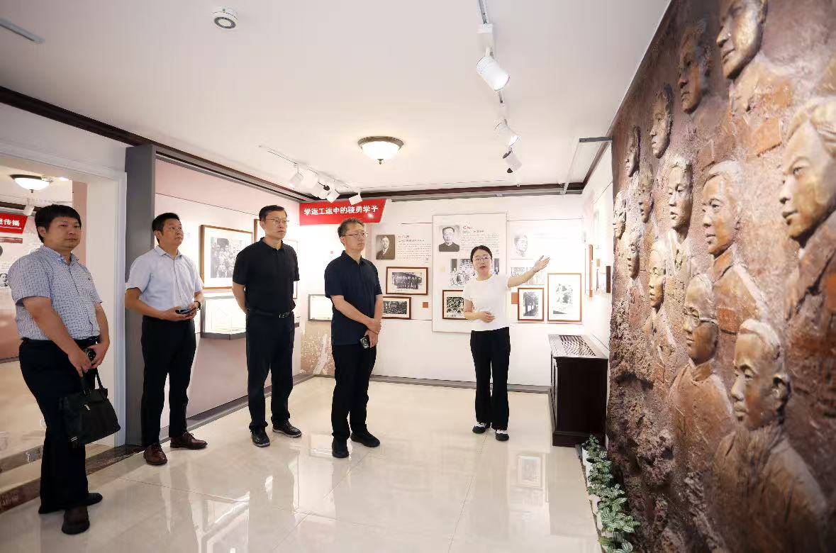 参观刘湛恩烈士故居红色文化主题馆