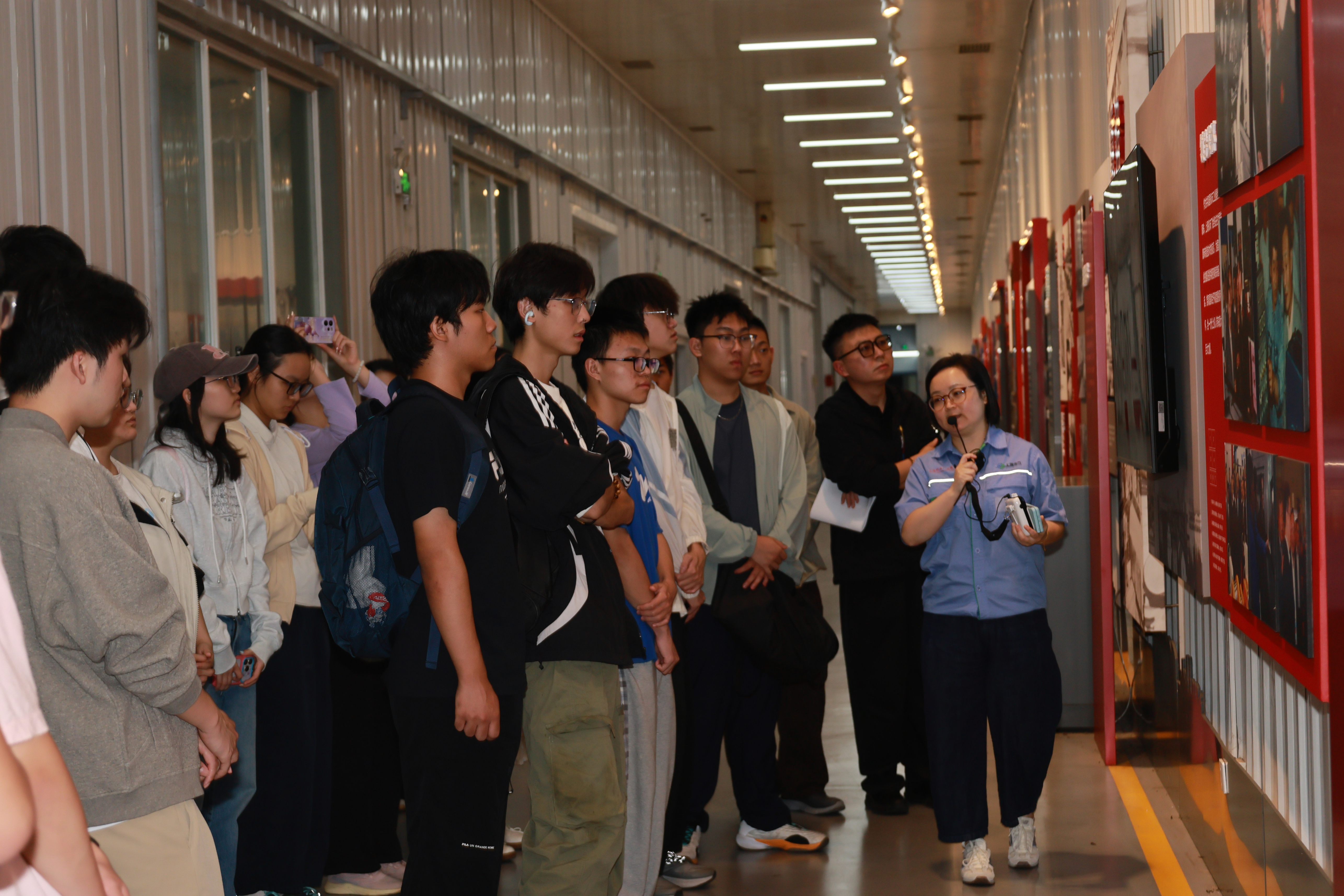 课程师生集体学习上海机床厂产品研制与技术发展历程